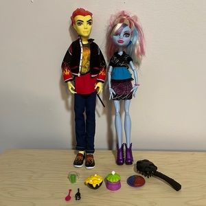 Monster High Home Ick Abbey Bominable and Heath Burns Dolls 2 Pack